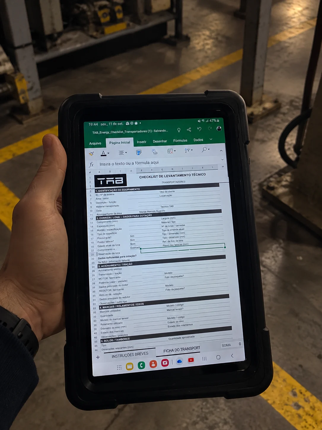 Tablet TAB com checklist de levantamento técnico em campo